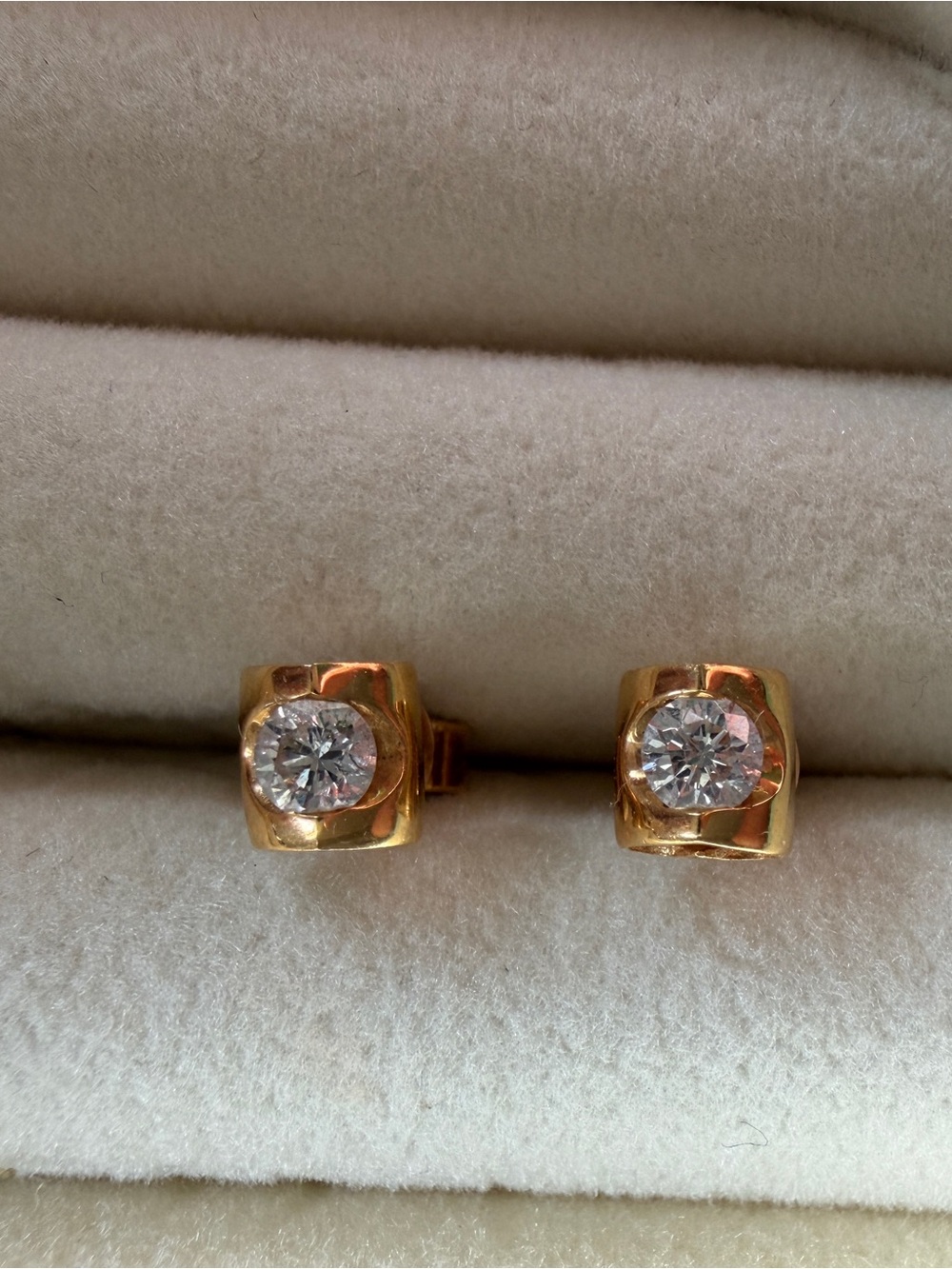 18K Yellow Gold 750 Heart Shaped Diamond Stud Earrings